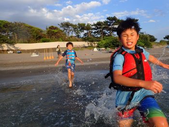 今日も夕日を浴びて、海に飛び込む！！そして漕ぐ！