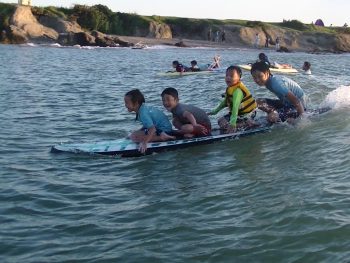 波待ちの間に交わされる子供たちの言葉を耳に…