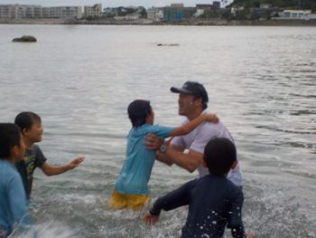 木曜日「しぜん」海になげるぞ～～！