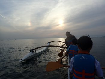 彩雲と夕日と富士山そして海の上に僕らはいる